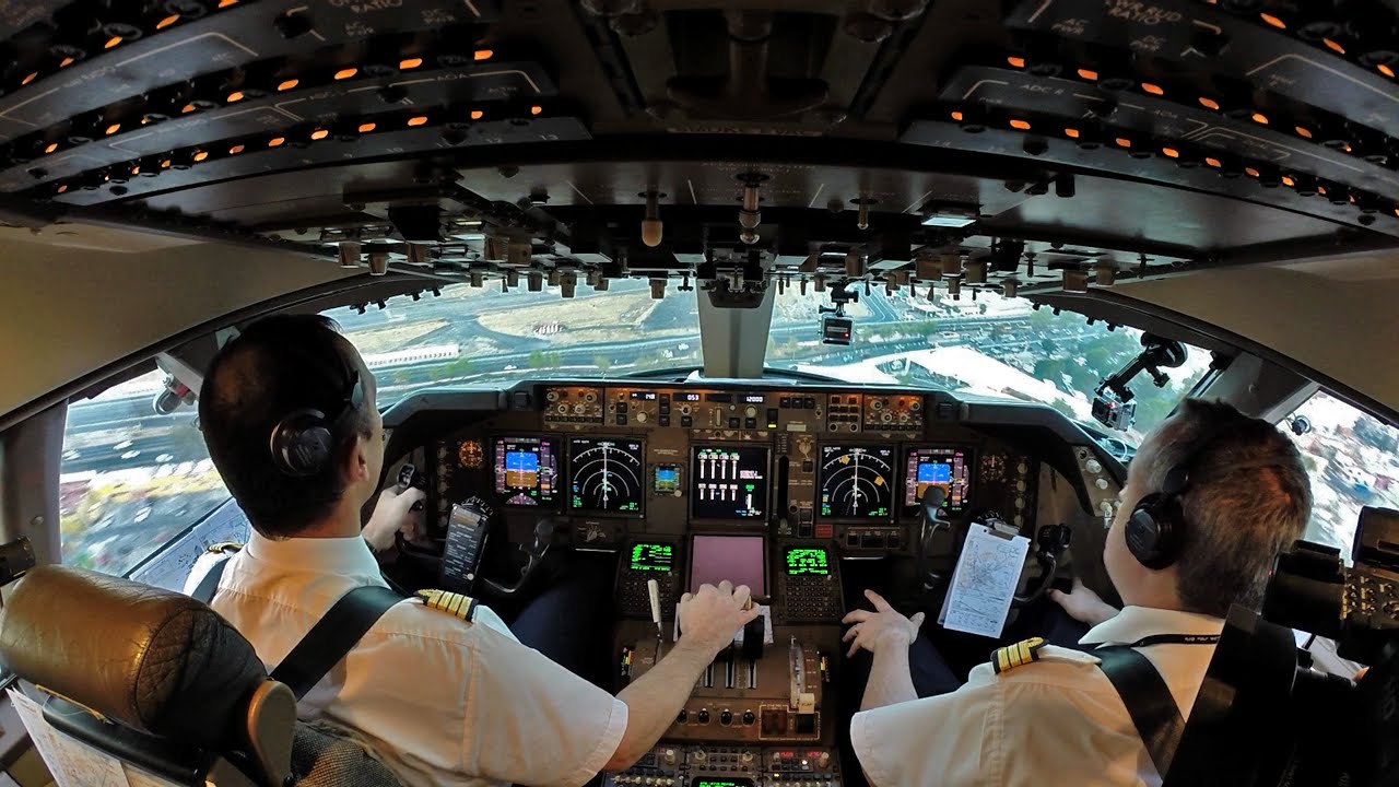 Boeing 747 cockpit